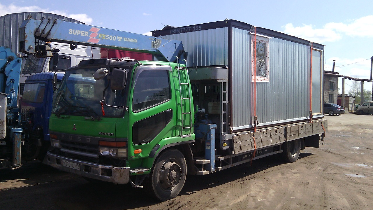 Бытовка на манипуляторе. Камаз с манипулятором palfinger. Бытовка на манипуляторе. Транспортировка бытовки. Перевозка бытовок манипулятором.